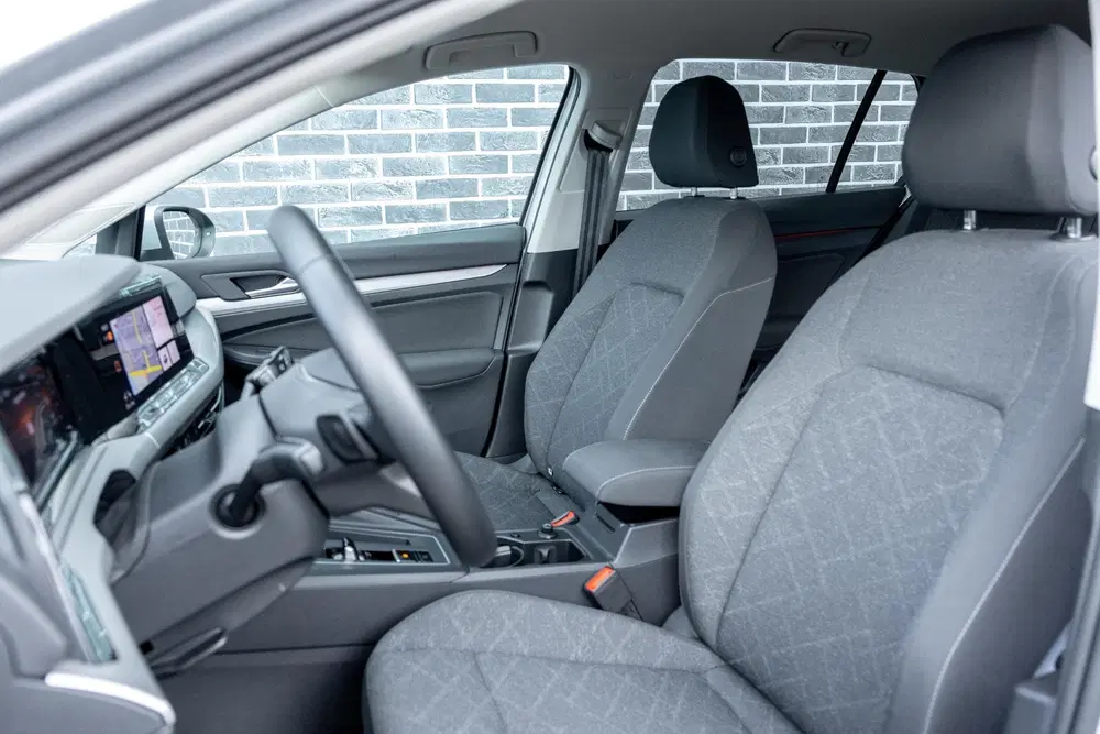Volkswagen Golf 1.0 eTSI DSG Life Business uit 2022, foto 4