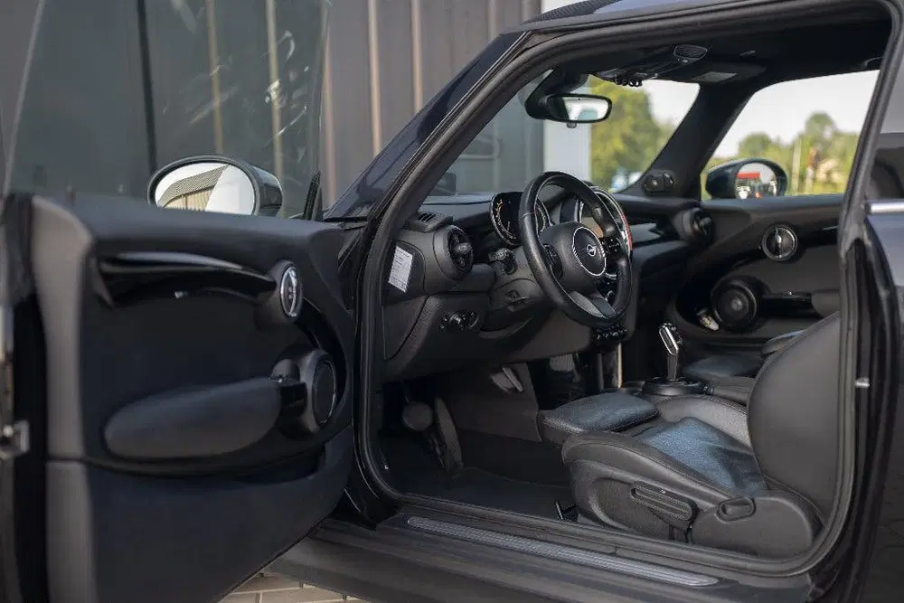 Mini Cooper Cooper One uit 2021, foto 11