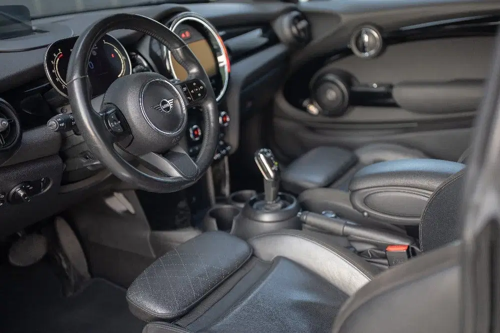 Mini Cooper Cooper One uit 2021, foto 12