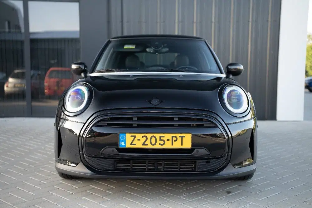 Mini Cooper Cooper One uit 2021, foto 2