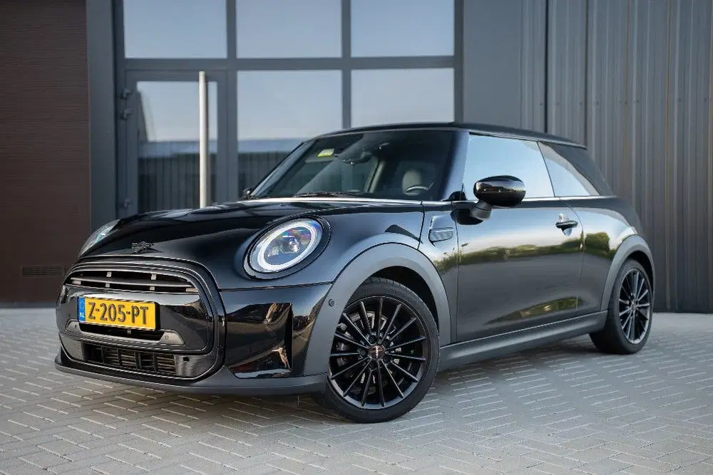 Mini Cooper Cooper One uit 2021, foto 3