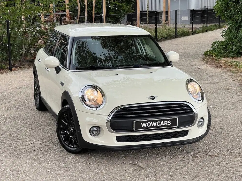 Mini Cooper Cooper 5-deurs 1.5i 102pk CarPlay Climate uit 2020, foto 2