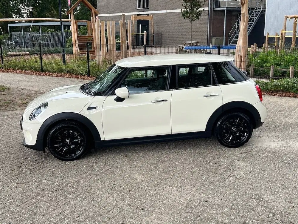 Mini Cooper Cooper 5-deurs 1.5i 102pk CarPlay Climate uit 2020, foto 4
