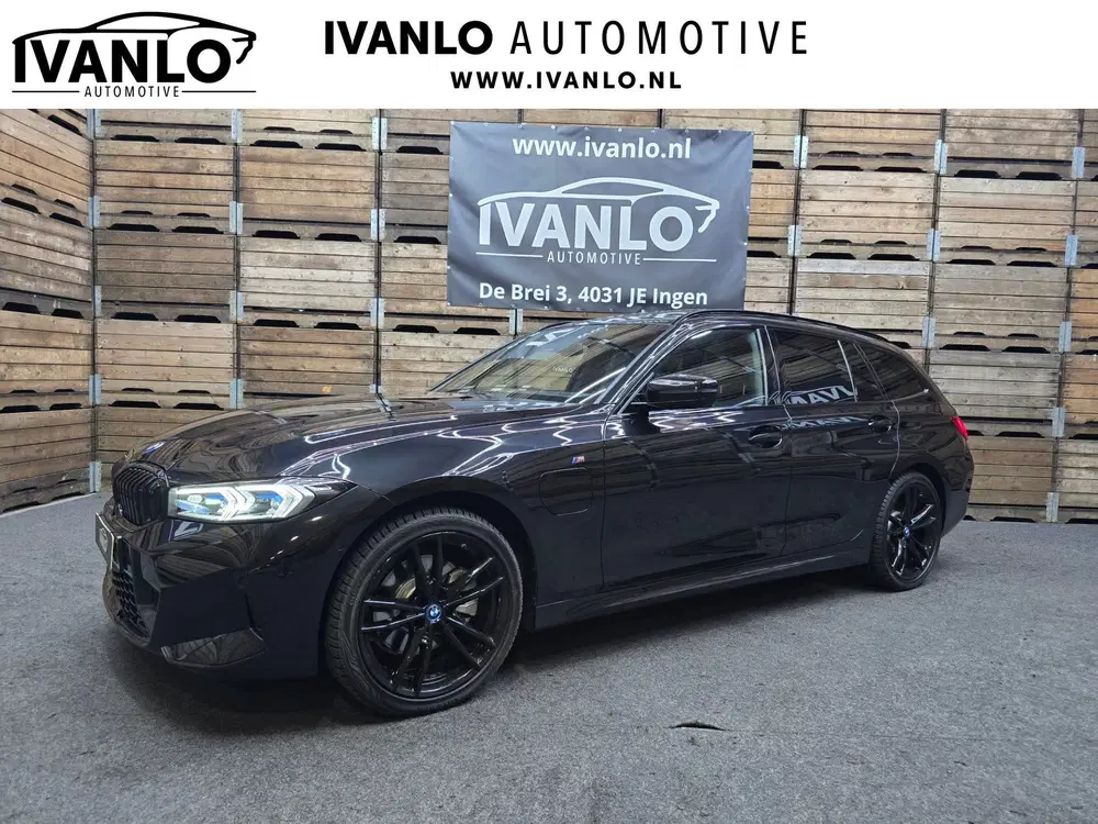 BMW 3-serie 330e xDrive M Sport Pano Leder Widescree uit 2024