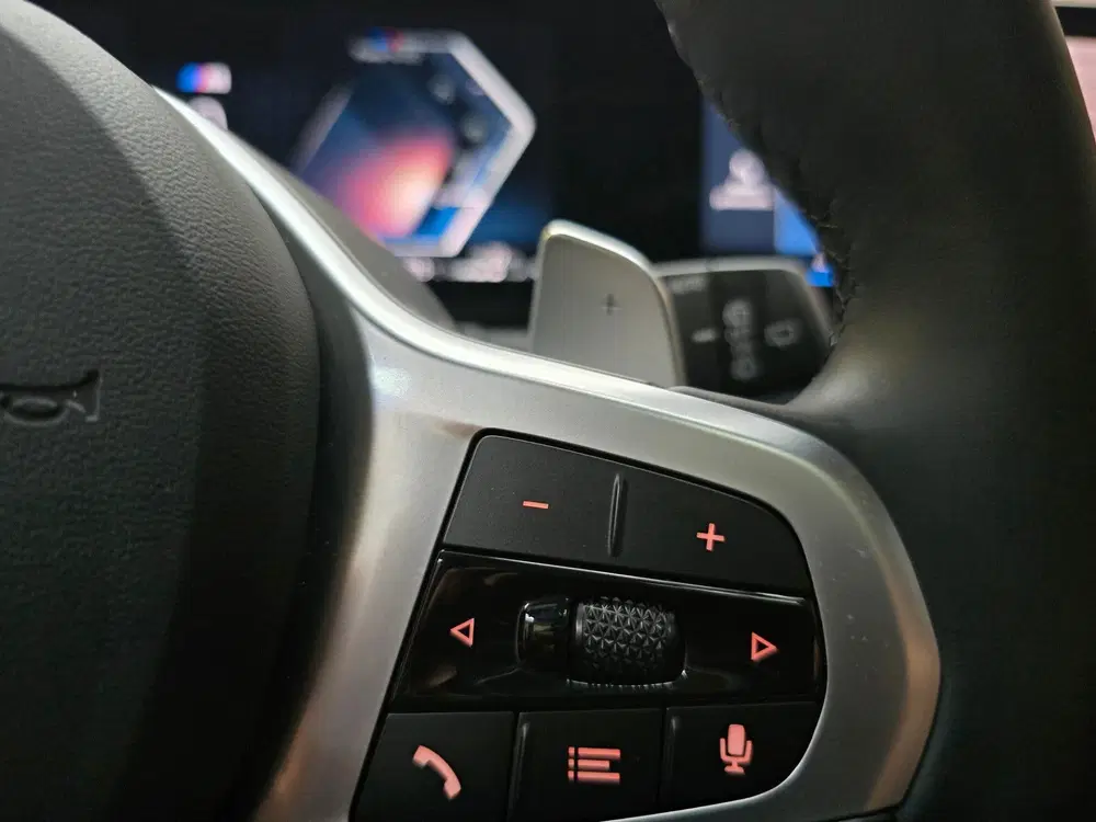 BMW 3-serie 330e xDrive M Sport Pano Leder Widescree uit 2024, foto 10