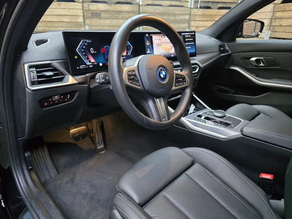 BMW 3-serie 330e xDrive M Sport Pano Leder Widescree uit 2024, foto 3