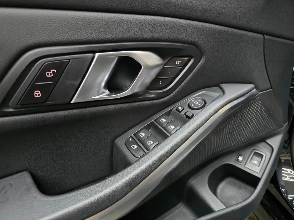 BMW 3-serie 330e xDrive M Sport Pano Leder Widescree uit 2024, foto 4