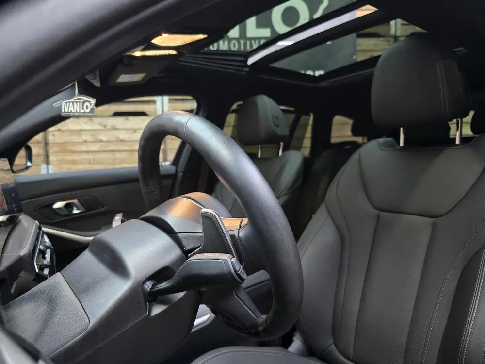 BMW 3-serie 330e xDrive M Sport Pano Leder Widescree uit 2024, foto 6