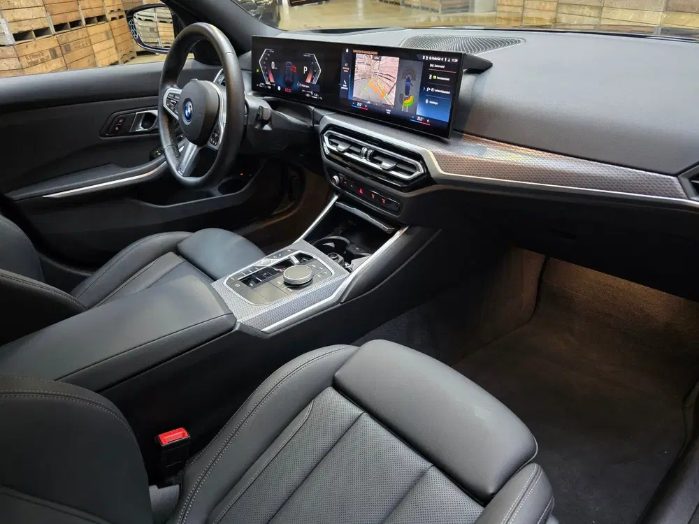 BMW 3-serie 330e xDrive M Sport Pano Leder Widescree uit 2024, foto 8