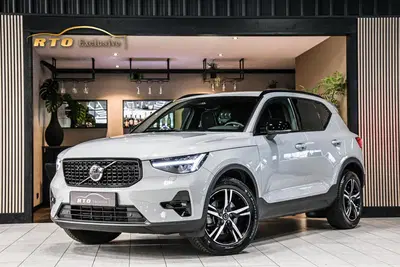 Volvo XC40 2.0 B3 Plus Dark uit 2023