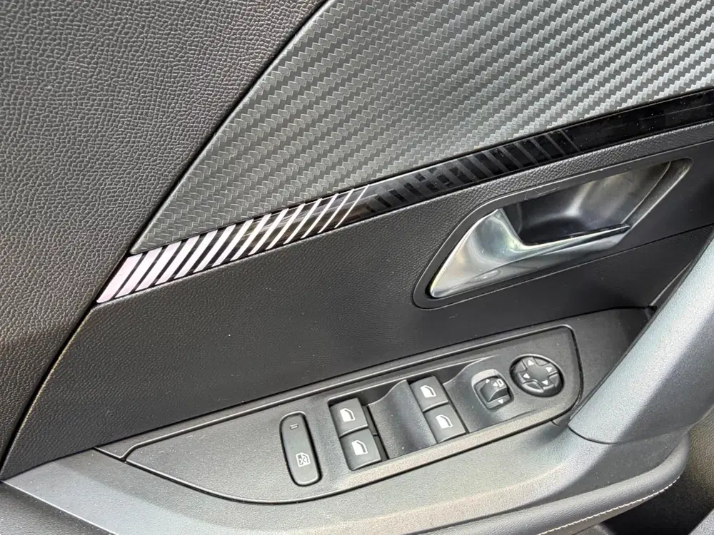 Peugeot 2008 1.2 PureTech 100 Allure uit 2025, foto 18