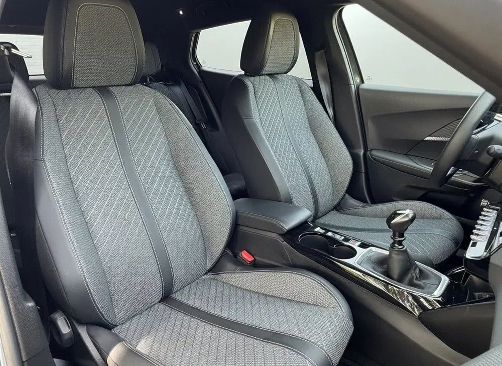 Peugeot 2008 1.2 PureTech 100 Allure uit 2025, foto 4