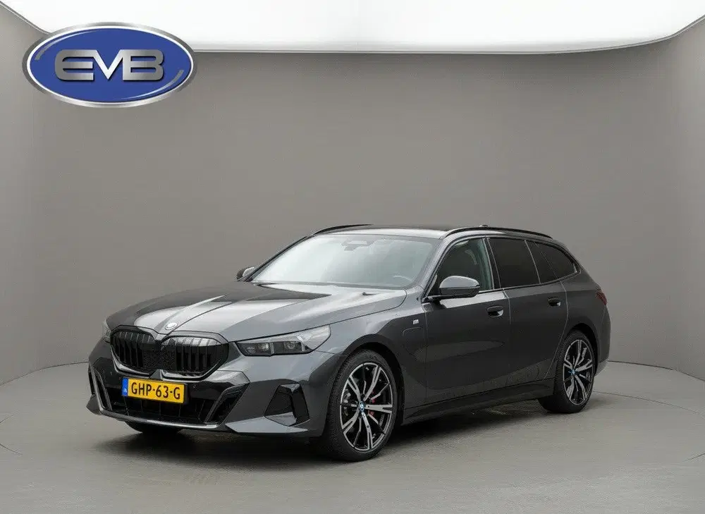 BMW 5-serie 530e uit 2024, foto 2
