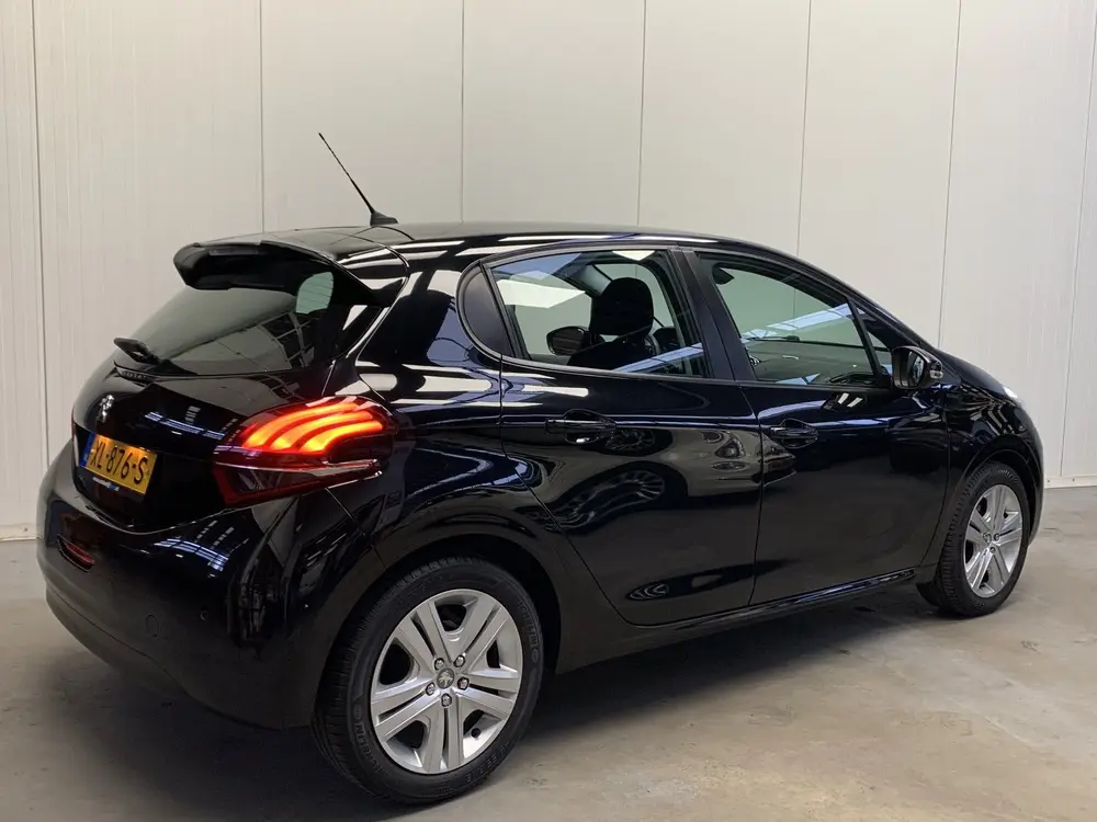 Peugeot 208 1.2 PureTech Signature NAVIGATIE-AIRCO-PDC uit 2019, foto 2