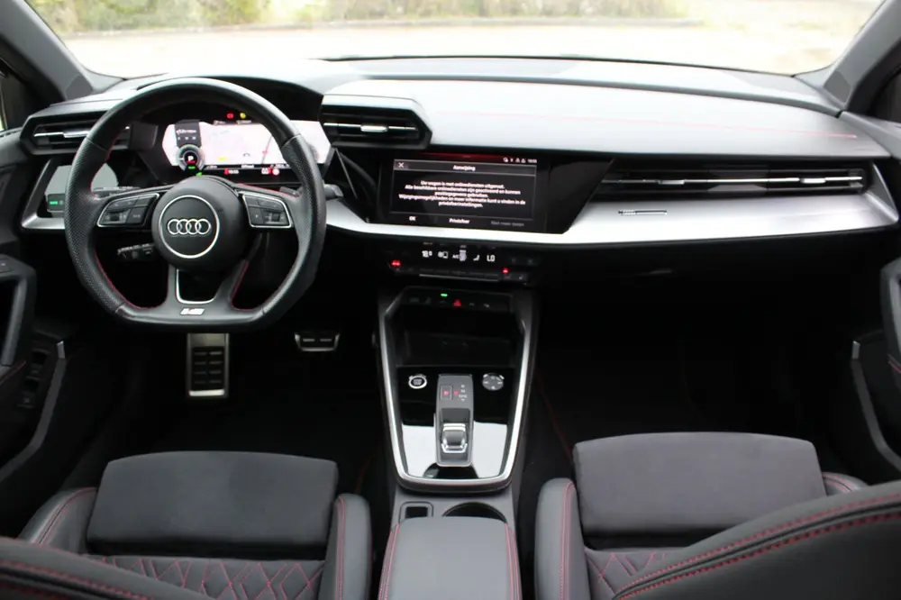 Audi A3 45 TFSI e Competition uit 2023, foto 2