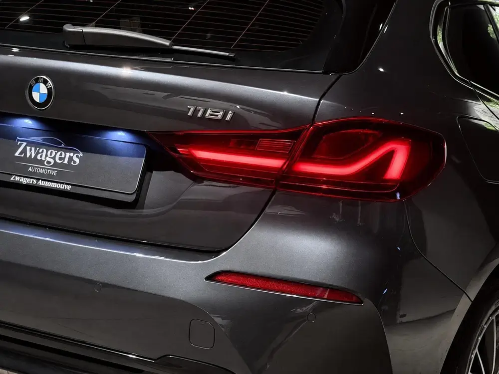 BMW 1-serie 118i High Executive Edition uit 2020, foto 13