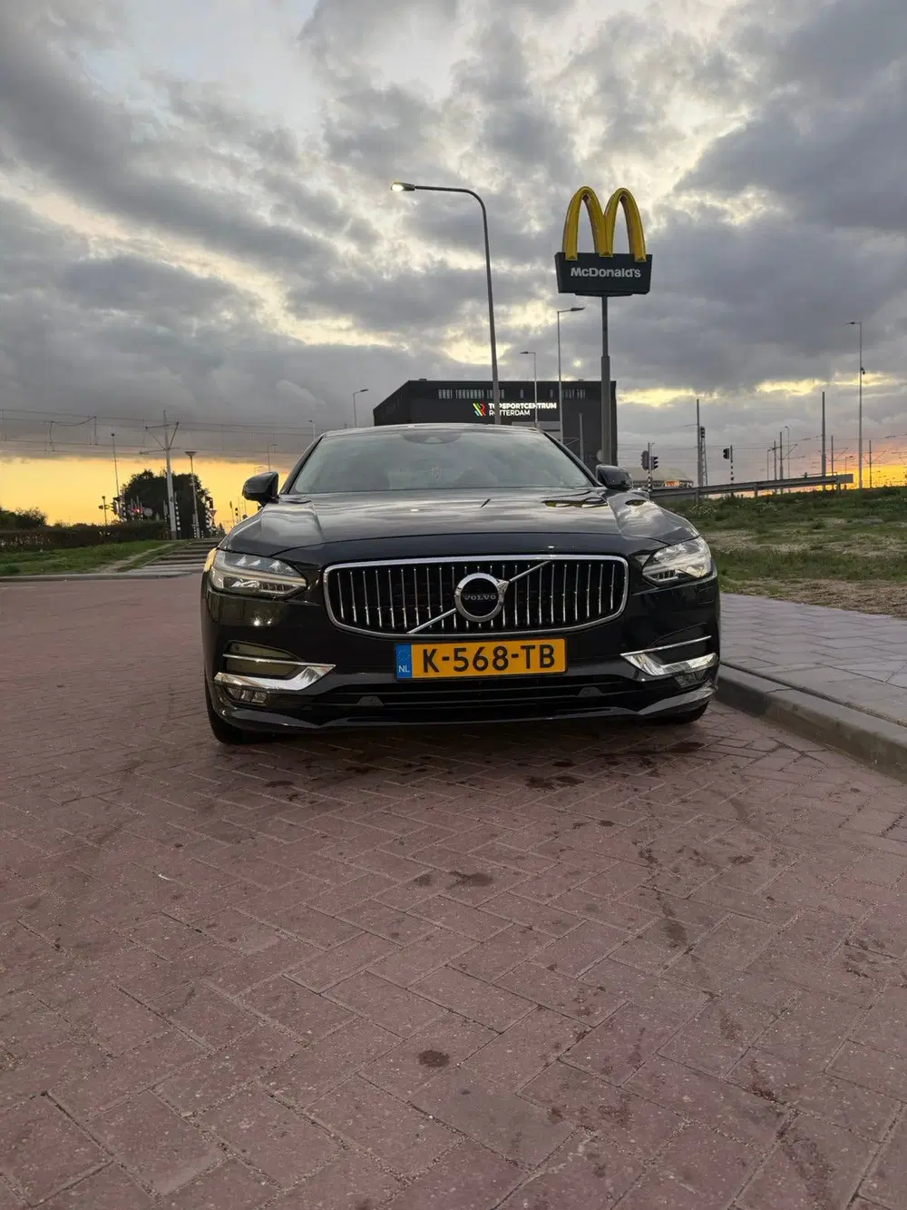 Volvo S90 D4 190pk Geartronic 2019 Zwart uit 2019, foto 2