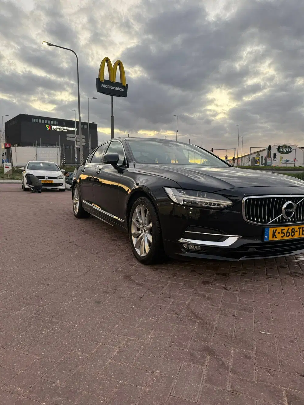 Volvo S90 D4 190pk Geartronic 2019 Zwart uit 2019, foto 3