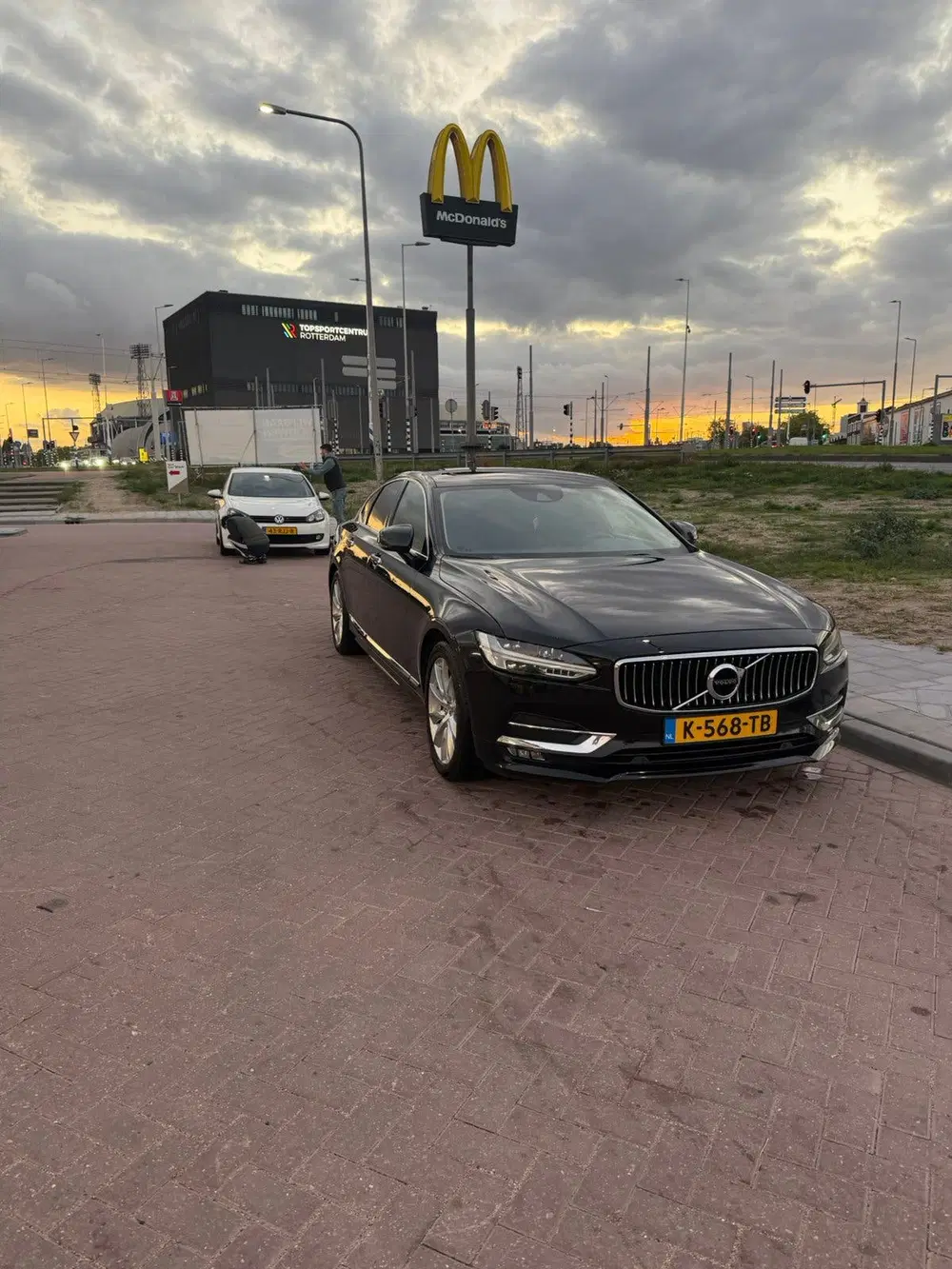 Volvo S90 D4 190pk Geartronic 2019 Zwart uit 2019, foto 4