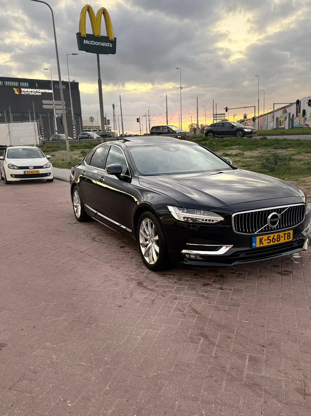 Volvo S90 D4 190pk Geartronic 2019 Zwart uit 2019, foto 5