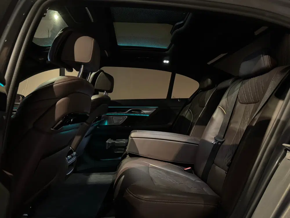 BMW 7-serie 745Le 394PK uit 2020, foto 12