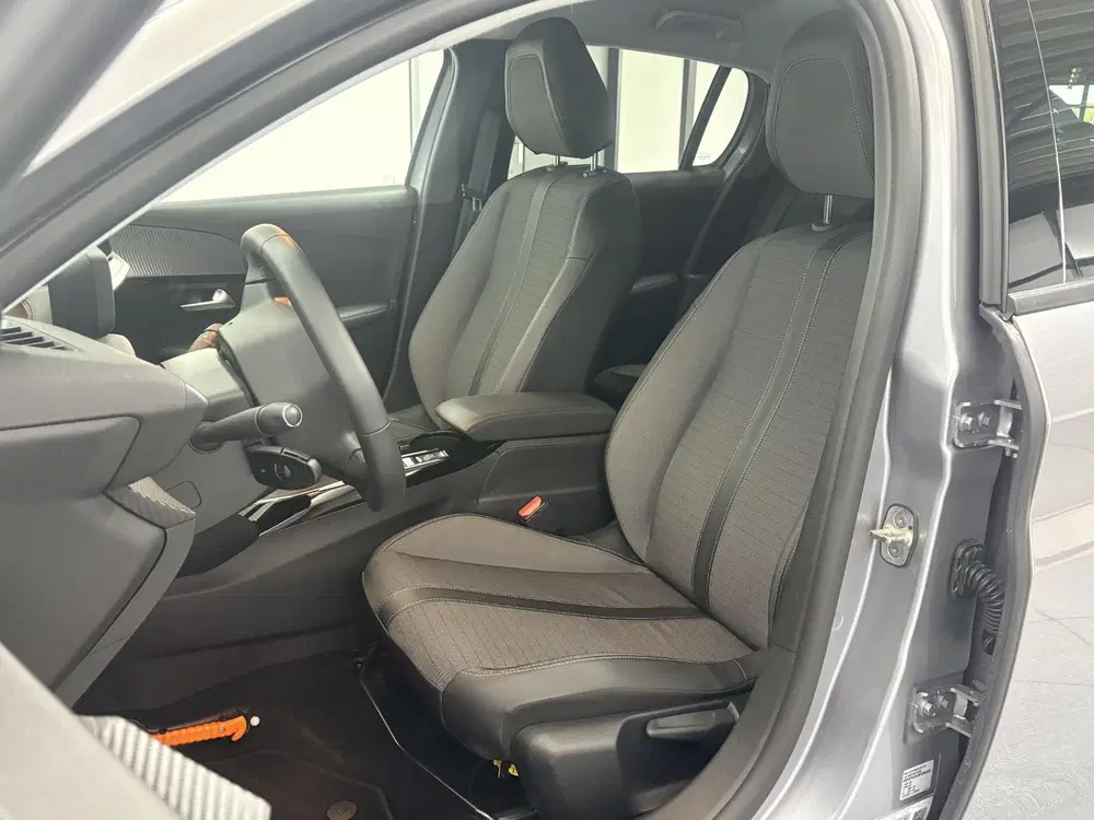 Peugeot 208 1.2 PureTech Allure Pack Navigatie uit 2021, foto 11