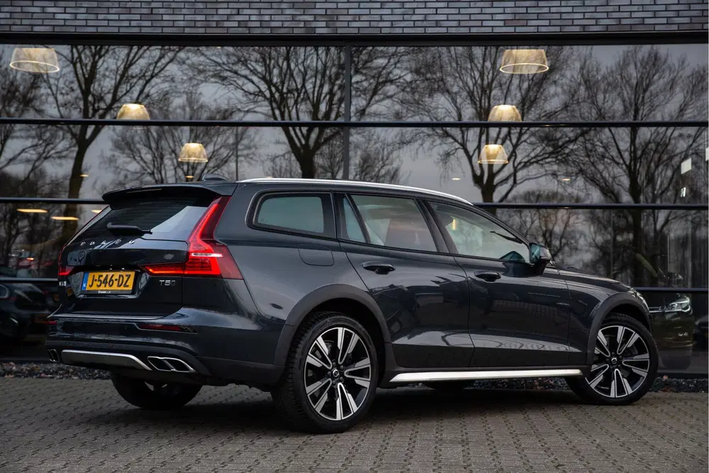 Volvo V60 Cross Country 2.0 T5 AWD Inscription uit 2020, foto 2