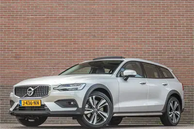 Volvo V60 Cross Country B5 AWD Pro uit 2020