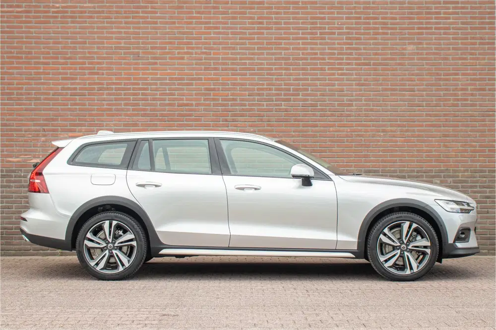 Volvo V60 Cross Country B5 AWD Pro uit 2020, foto 20