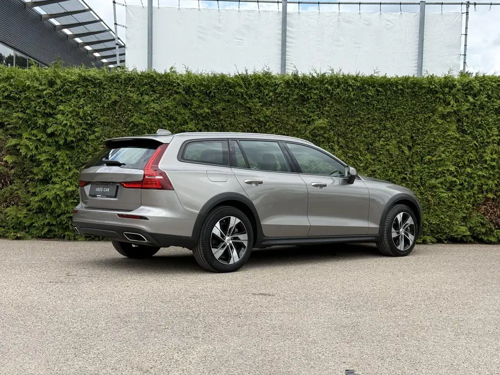 Volvo V60 Cross Country B5 AWD Ultimate uit 2020, foto 2