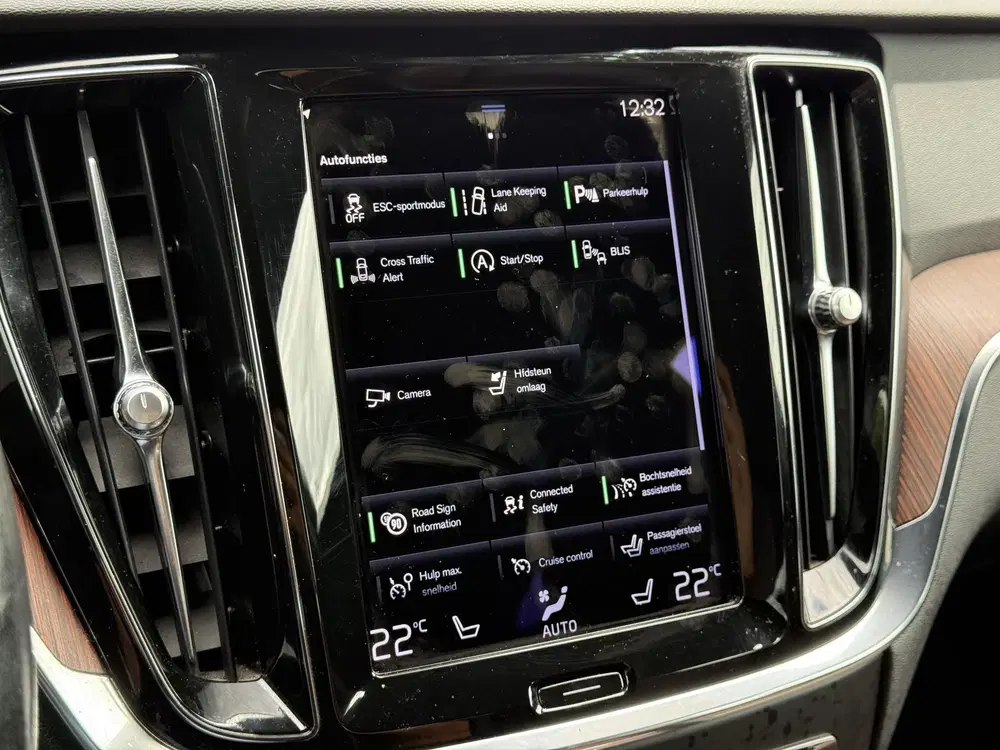 Volvo V60 Cross Country B5 AWD Ultimate uit 2020, foto 20