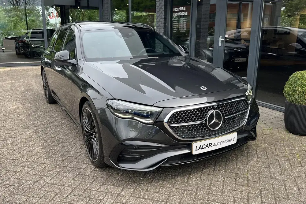 Mercedes-Benz E-Klasse Mercedes E-klasse Estate 300e AMG Line I L uit 2024, foto 3
