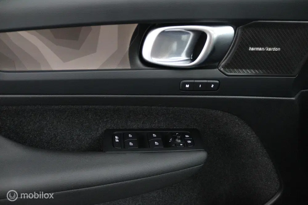 Volvo XC40 1.5 T5 Plug-in Hybrid Ultimate Dark uit 2022, foto 14