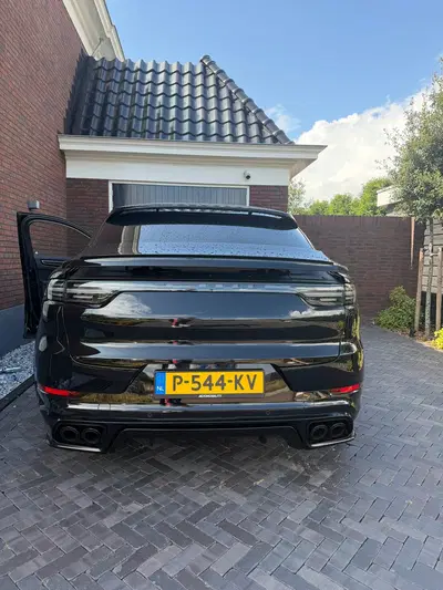Porsche Cayenne Cayenne 3.0 V6 520pk E-hybrid 2022 Zwart T uit 2022