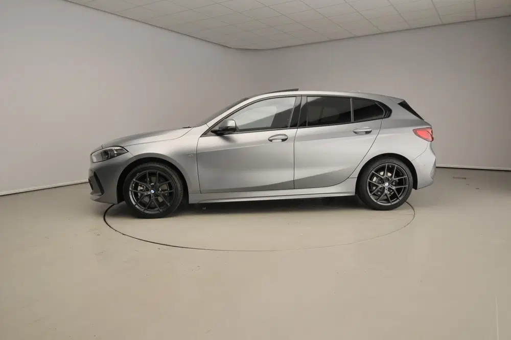 BMW 1-serie 5-deurs 118i uit 2024, foto 2