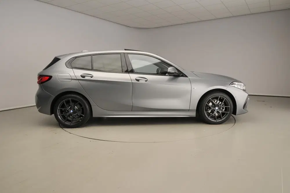 BMW 1-serie 5-deurs 118i uit 2024, foto 4