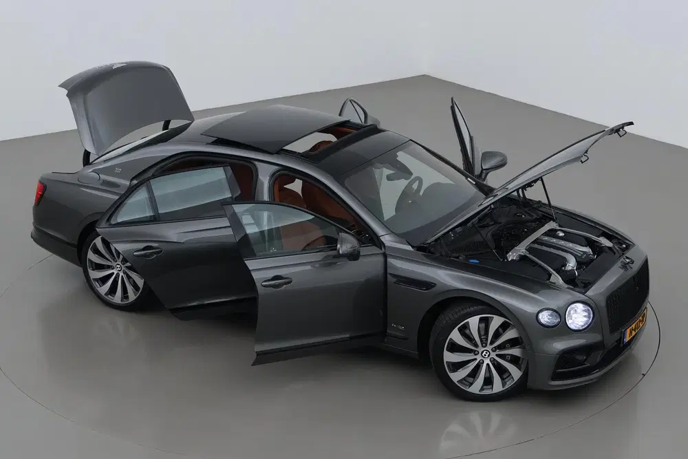 Bentley Flying Spur 6.0 W12 First Edition uit 2020, foto 6