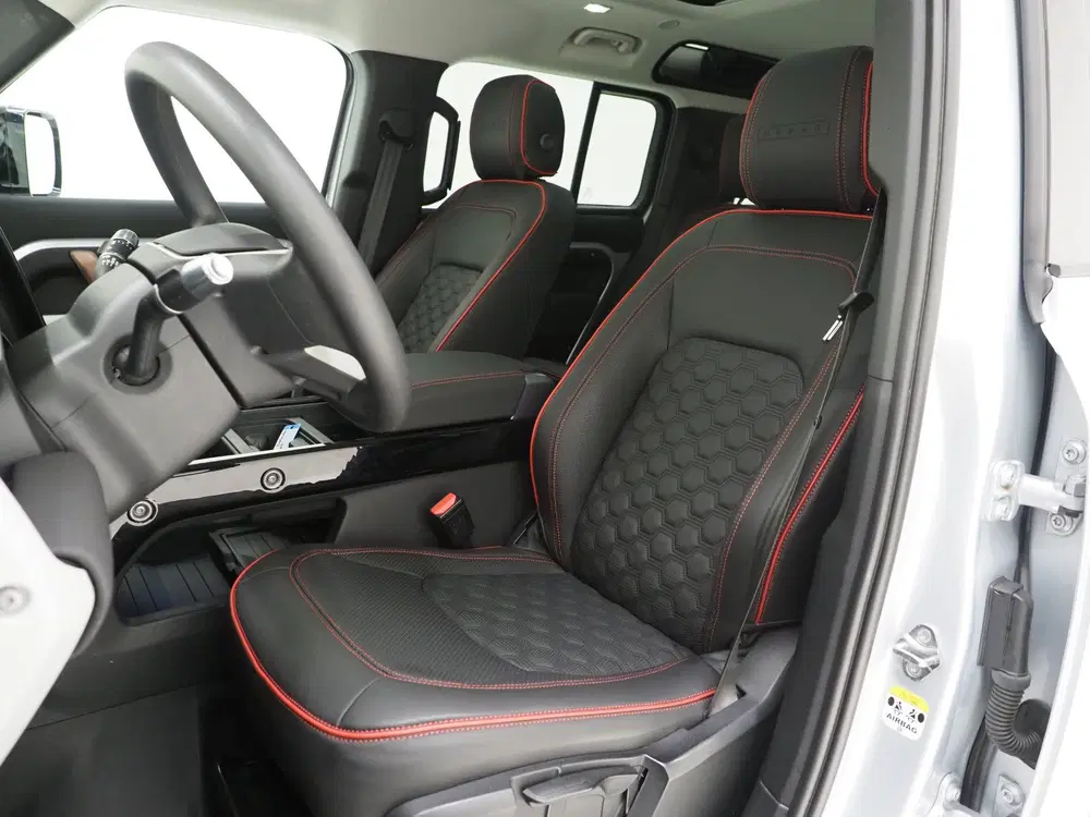 Land Rover Defender 2.0 P400e 110 uit 2021, foto 4