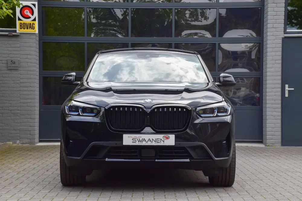 BMW X4 30i xDrive uit 2022, foto 2