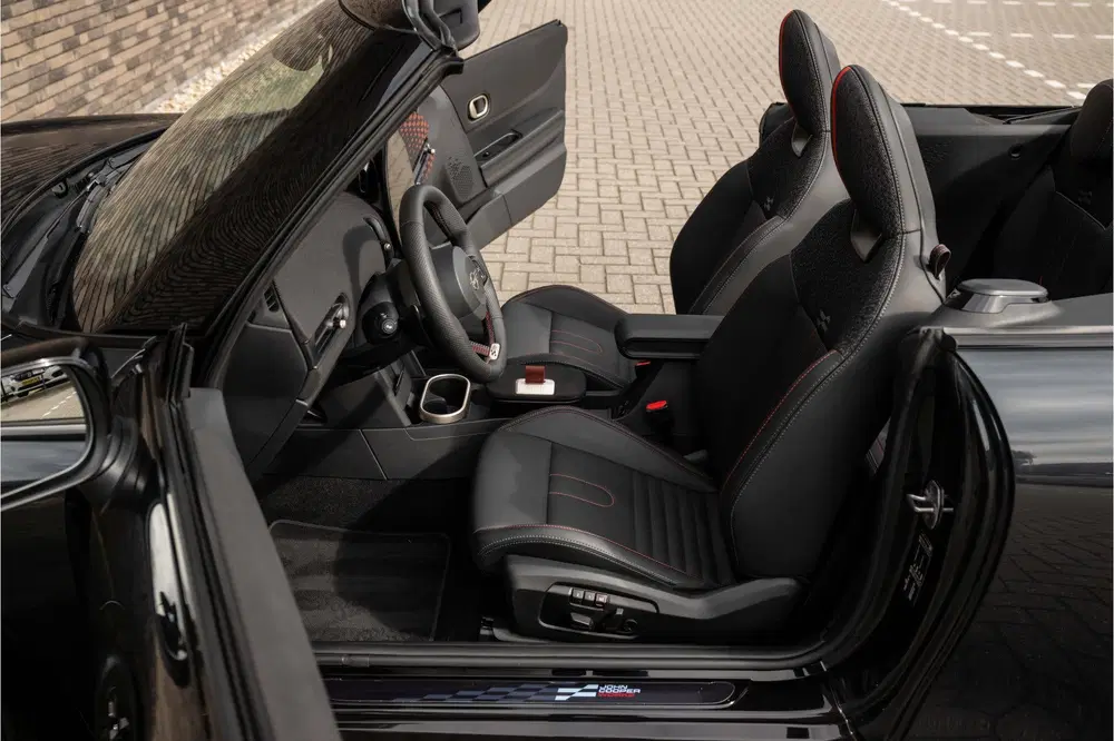 Mini Cabrio 2.0 Cooper C John Cooper Works XL uit 2025, foto 15