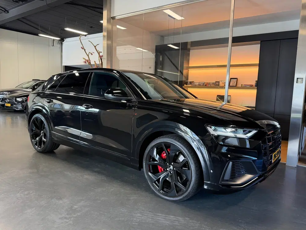 Audi Q8 55 TFSI e quattro Luchtvering B&O Headup d uit 2021