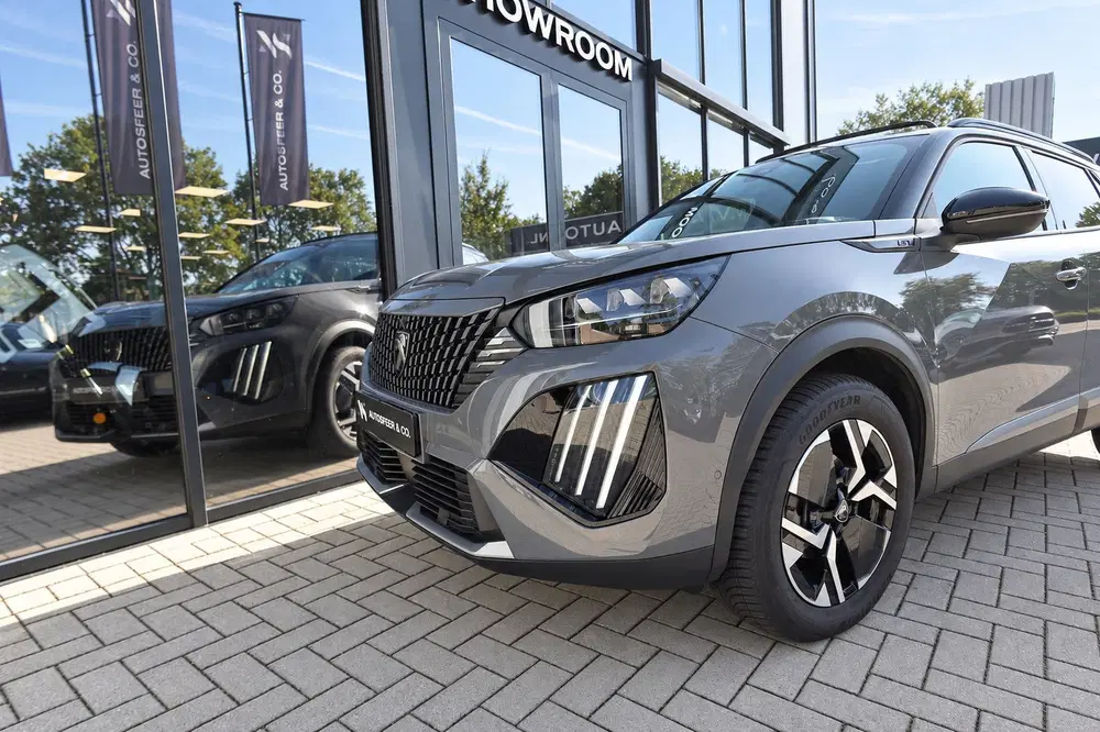 Peugeot 2008 1.2 Hybrid 136 GT PANO KEYLESS 360 uit 2024, foto 11