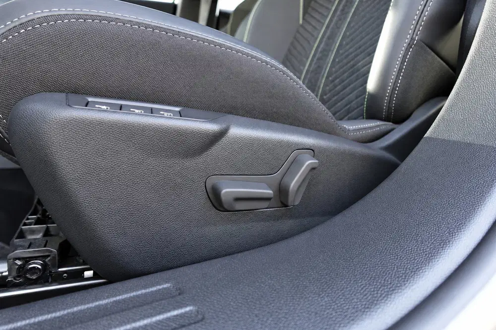Peugeot 2008 1.2 Hybrid 136 GT PANO KEYLESS 360 uit 2024, foto 13