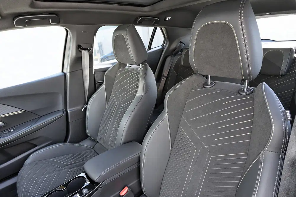 Peugeot 2008 1.2 Hybrid 136 GT PANO KEYLESS 360 uit 2024, foto 6