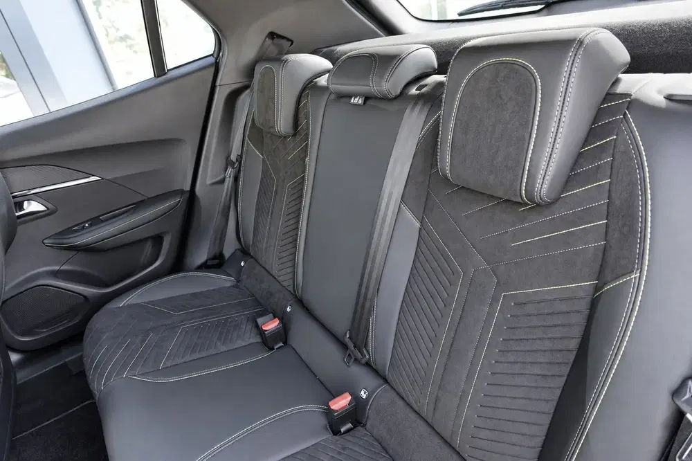 Peugeot 2008 1.2 Hybrid 136 GT PANO KEYLESS 360 uit 2024, foto 8
