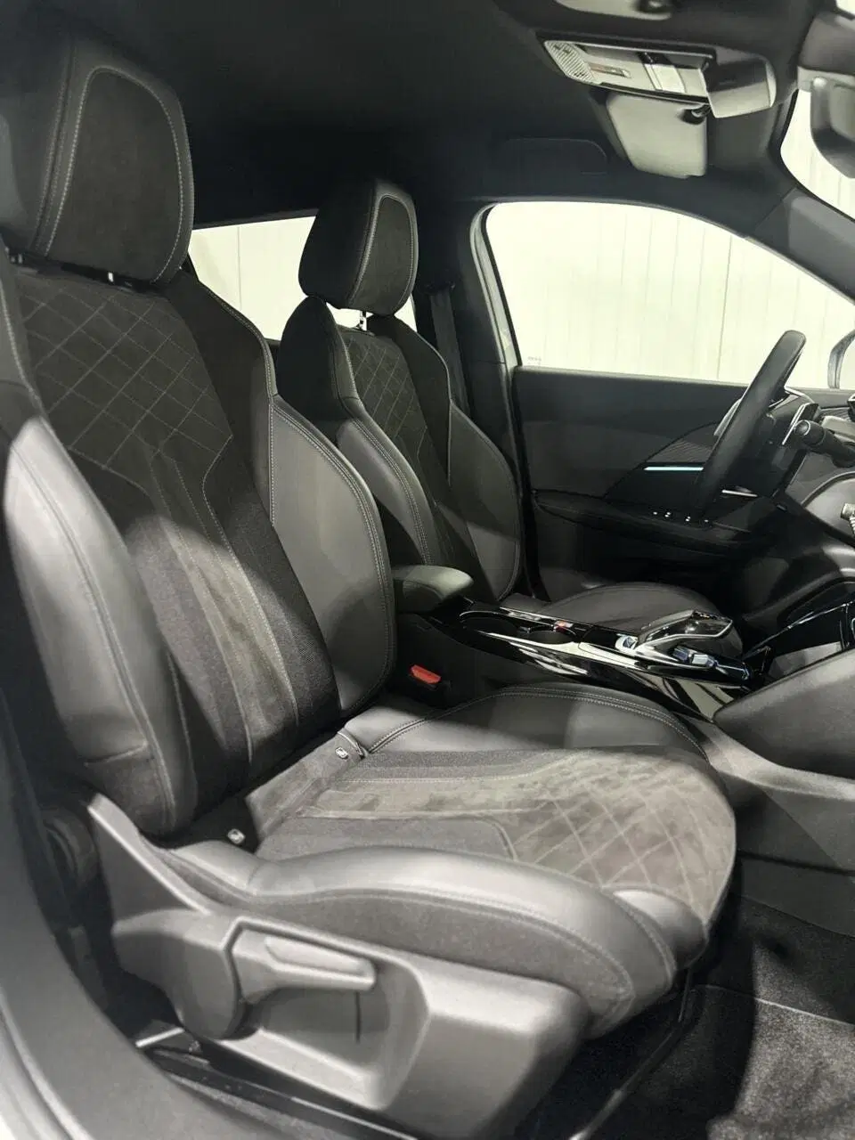 Peugeot 2008 1.2 Pure Tech GT Line uit 2020, foto 12