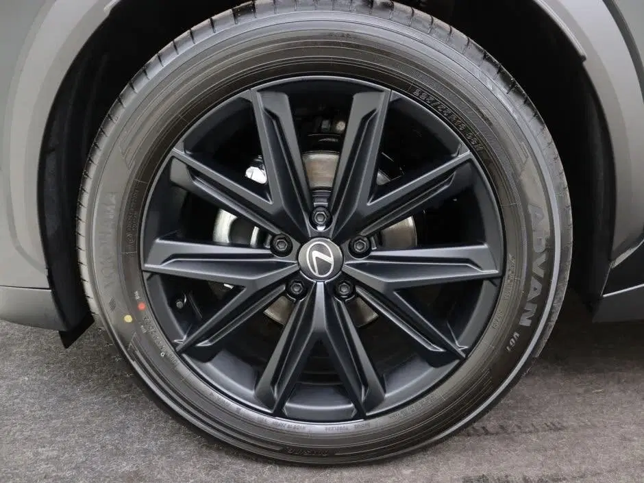 Lexus LBX 35th Edition 2WD uit 2026, foto 5