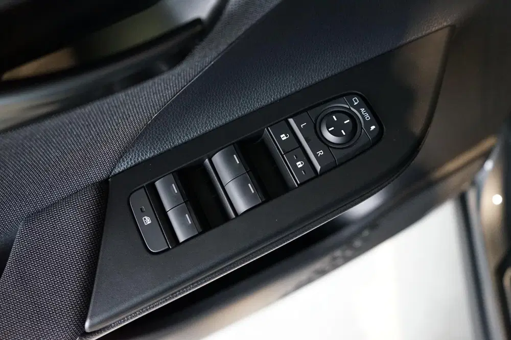 Toyota C-HR 2.0 Hybrid 200 Dynamic PANORAMADAK uit 2024, foto 13