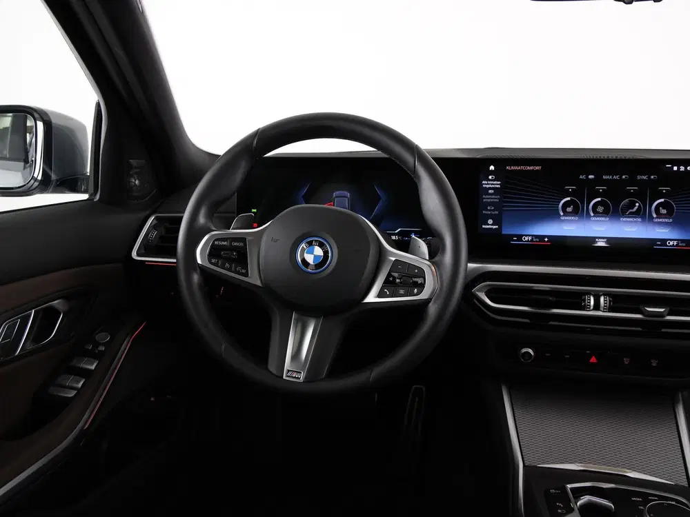 BMW 3-serie 330e Sedan M-Spor uit 2024, foto 2