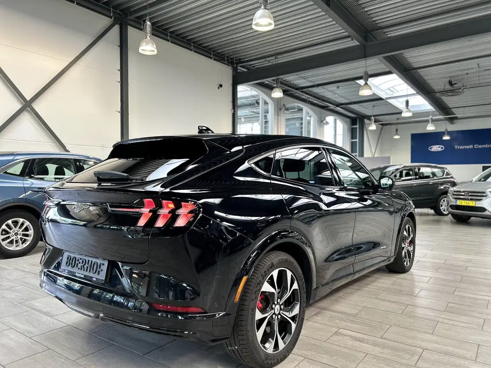 Ford Mustang Mach-E Extended RWD 98 kWh Premium uit 2023, foto 3